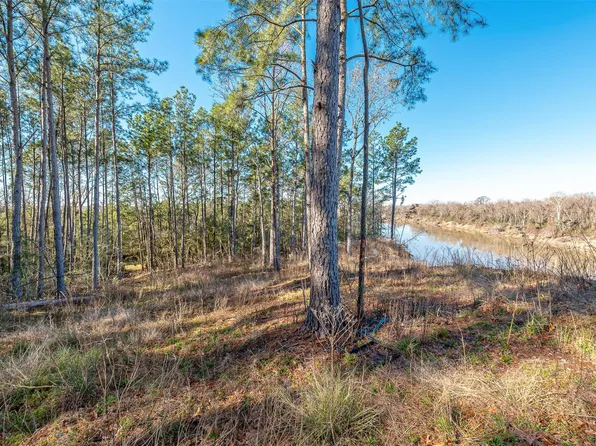 898 Taylor Lake Rd, Livingston, TX 77351