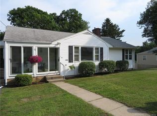 11 Lakeview Dr, Niantic, CT 06357