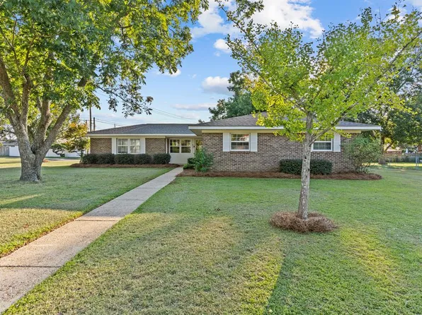 622 Peachtree St, Headland, AL 36345