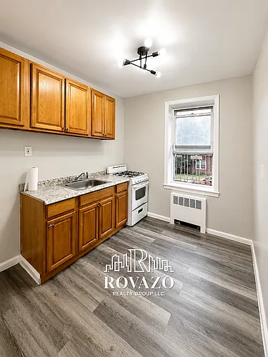 128-129 Chancellor Ave Photo 1