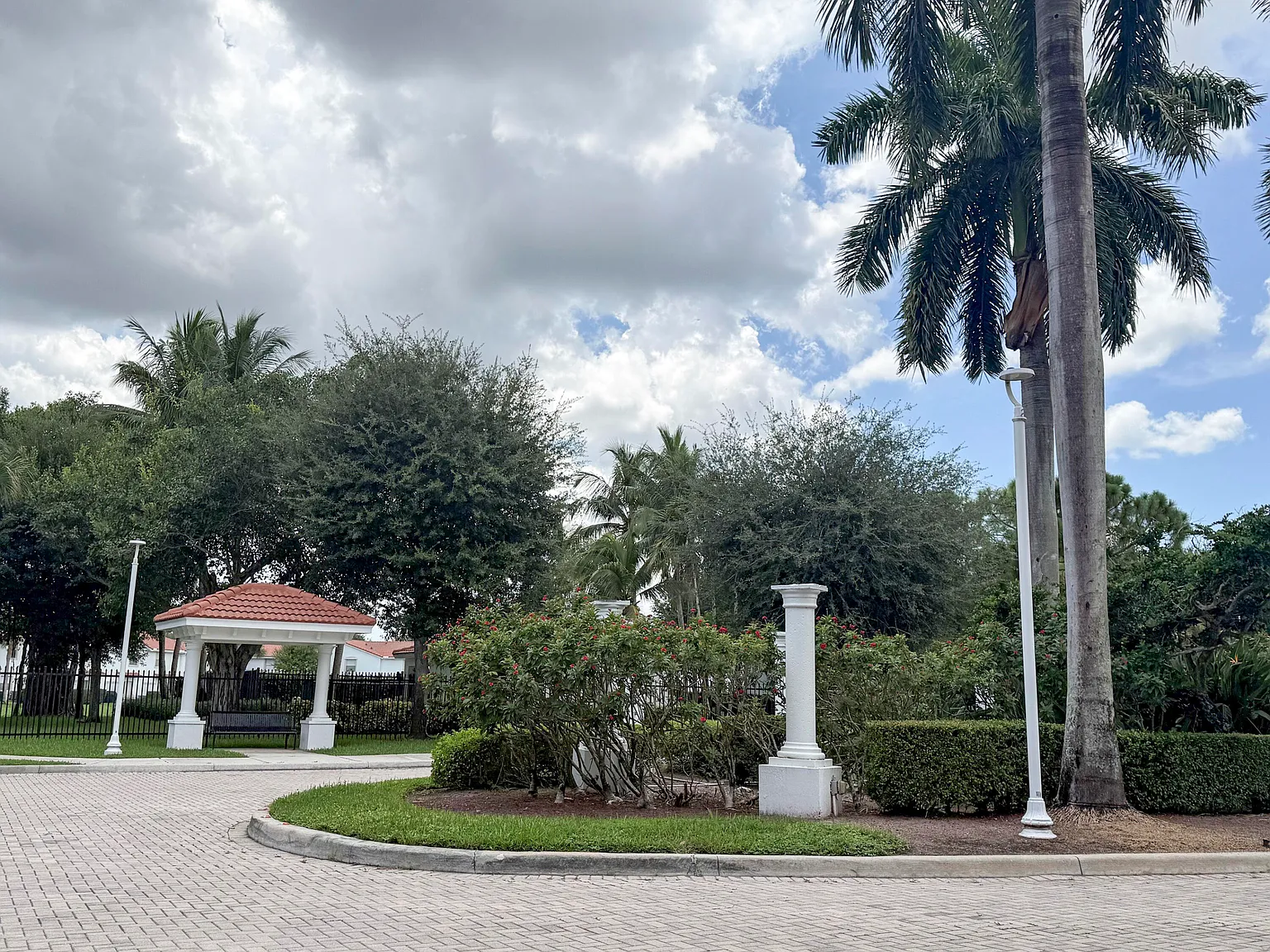 3 bed, 2.5 bath, 1334 sqft, $3,100 — Photo 2