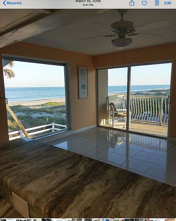 Open floor plan /EAST VIEWS