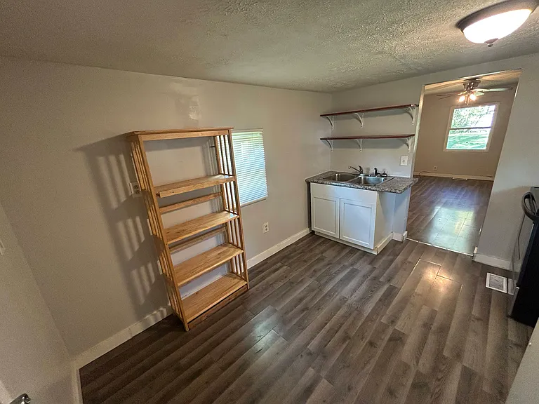 950 Allen St — Photo 6