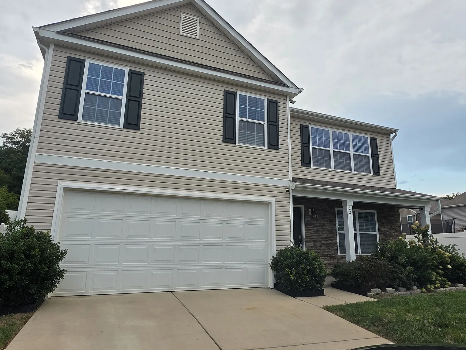5 bed, 2528 sqft, $2,795 — Photo 2
