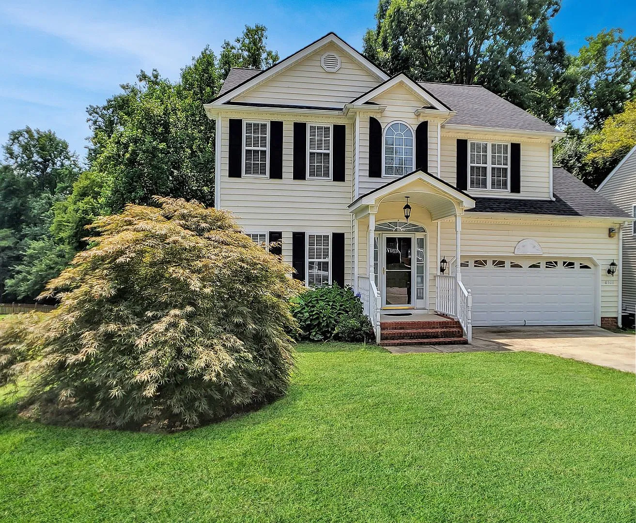Beautiful 4BD/2.5BA home with 2 car garage and fenced back yard in quiet subdivision in North Ral... — Photo 1