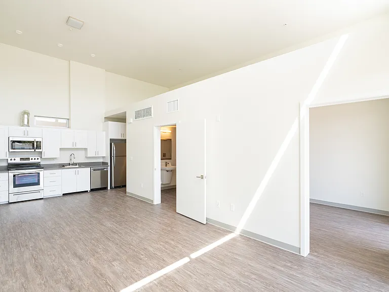 2828 Broadway — Photo 49