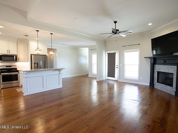 5th image of 104 Woodscape Dr