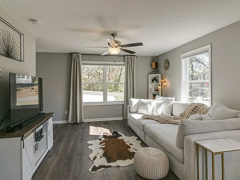 924 E Happy Hollow Dr — Photo 4