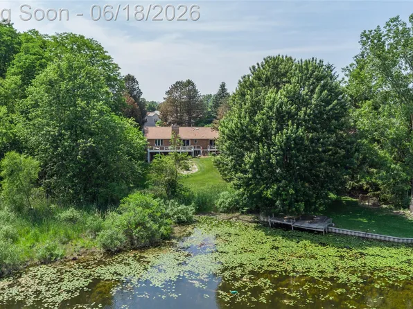 1101 S Lake Valley Dr, Fenton, MI 48430