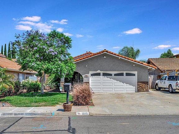 2nd image of 1915 Rees Rd