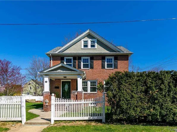 16 Union Ave, Glen Head, NY 11545