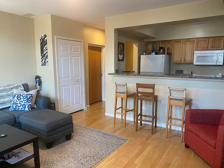 2135 N Southport Ave #102 — Photo 2