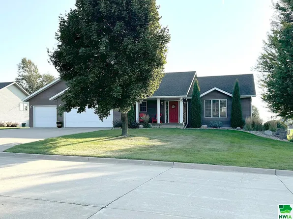 1624 6th Ave SE, Sioux Center, IA 51250