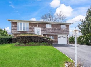 22 Tarkington Rd, Holbrook, NY 11741