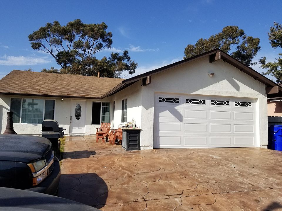 1st image of 2878 Quadra Ave