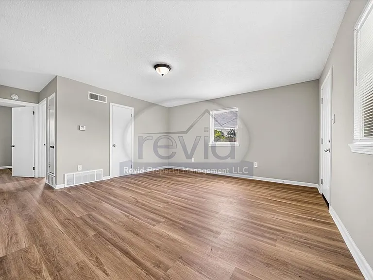 708 Hastings — Photo 34