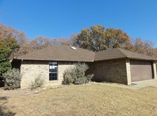 901 Emily Trl, Azle, TX 76020