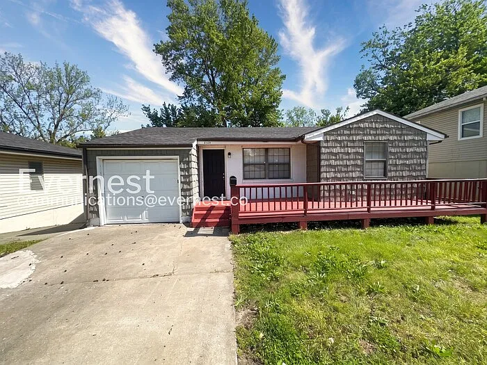 8109 NE 51st St — Photo 2