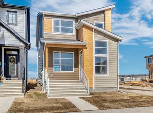 130 SE Royston Park NW, Calgary, AB T3L0G9