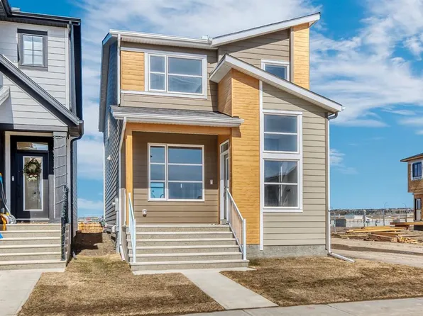 130 SE Royston Park NW, Calgary, AB T3L 0G9