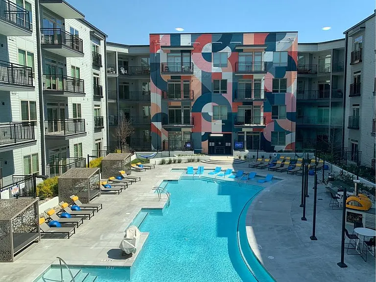 University Hill Apartments (Old) — Photo 3