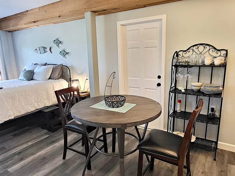 1526 Lakeside Dr W — Photo 28
