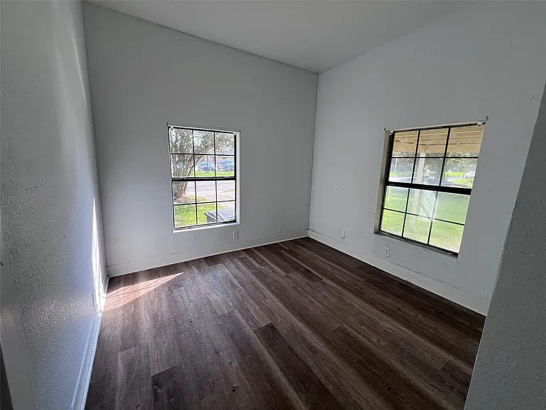 521 W Caney St — Photo 6