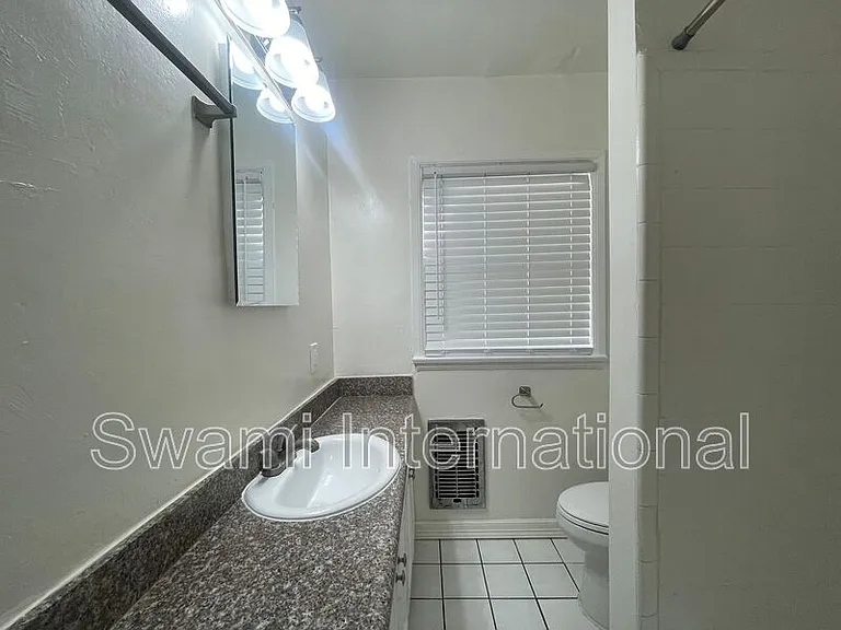 622 1/2 E 97th St #1 — Photo 6
