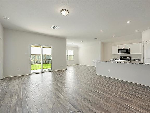 3rd image of 5521 Fox Bluff Dr