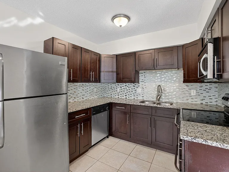 2500 SW 18th Ter #3 — Photo 16