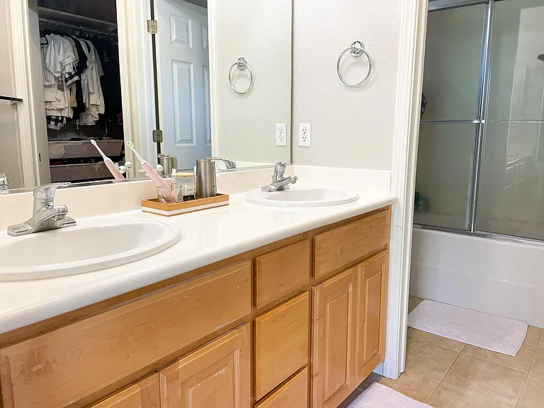 Master Suite Bath - Dual sink vanity & walk-in closet
