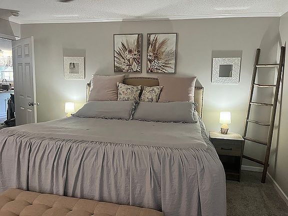 4th image of 129 Newfield Cir