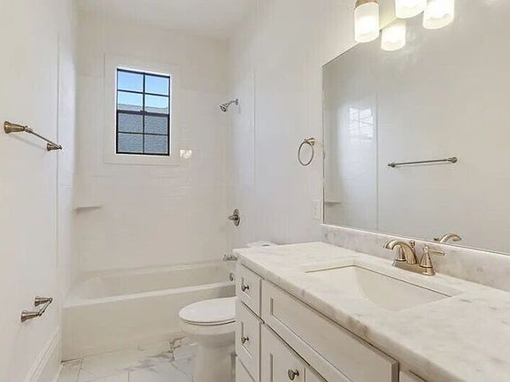 5th image of 2215 2nd St #B