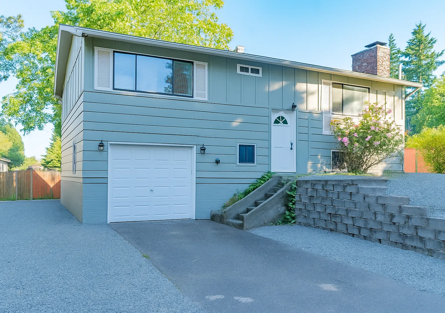Bright Cozy Home w/ Deck & Yard Near Des Moines Marina — Photo 1