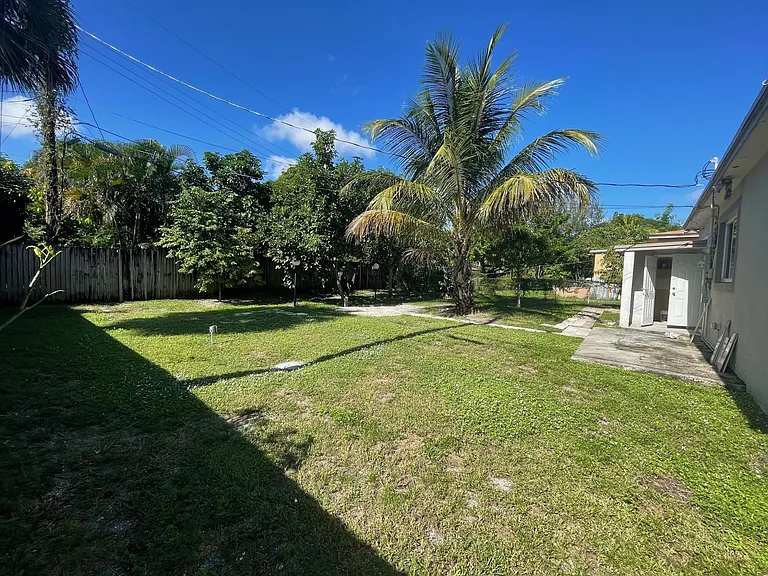 15760 NE 18th Ct — Photo 8