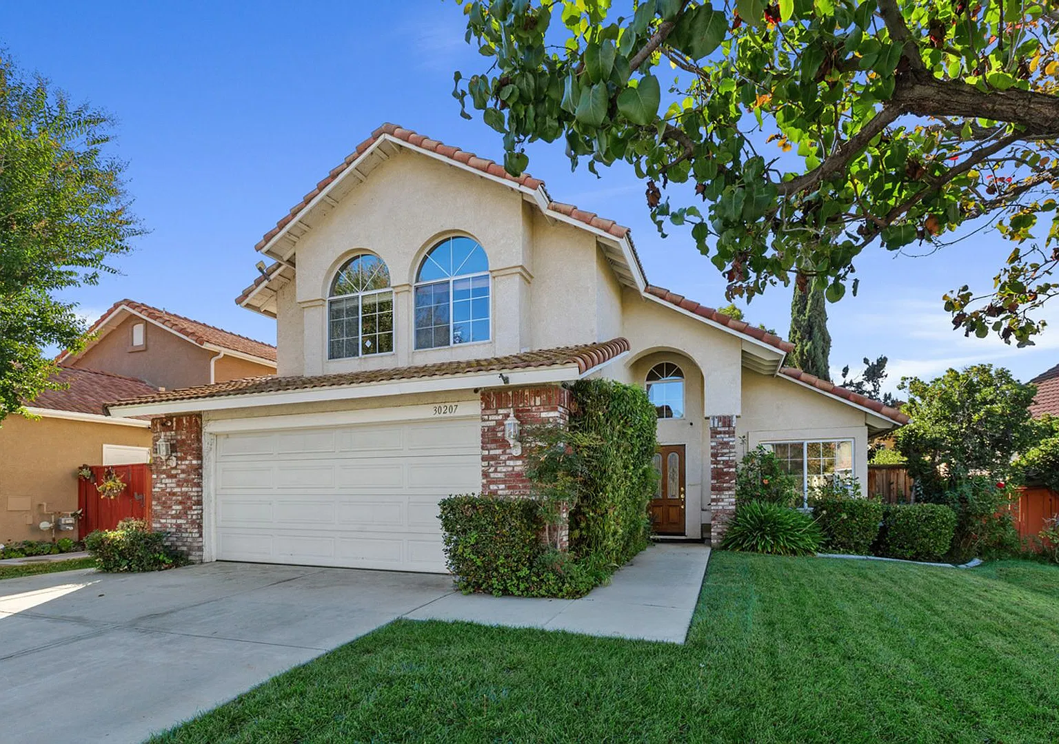 30207 Silver Ridge Ct. Temecula CA 92591. Upgraded Kitchen, 1970 Sqft, Two-Story, Travertine Tile... — Photo 2