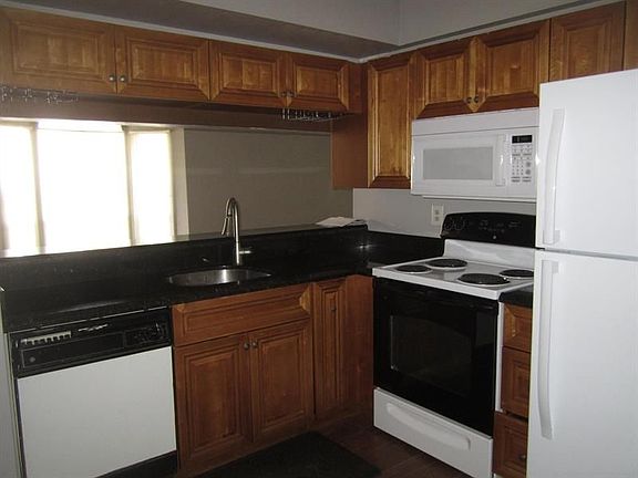 2nd image of 17201 Glenmoor Dr