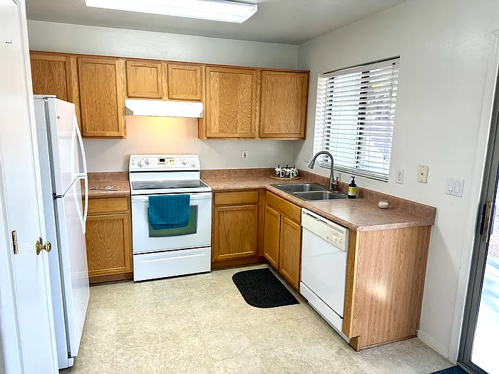 3 bed, 2.0 bath, 1062 sqft, $1,695 — Photo 4