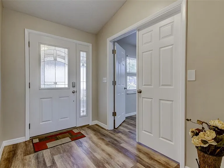 7926 Foxwood Dr — Photo 3