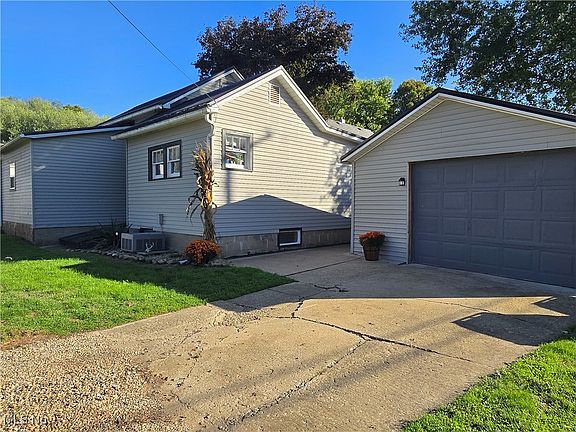 5th image of 989 N Railroad St