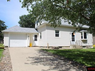 521 Riverview Ln, Blue Earth, MN 56013