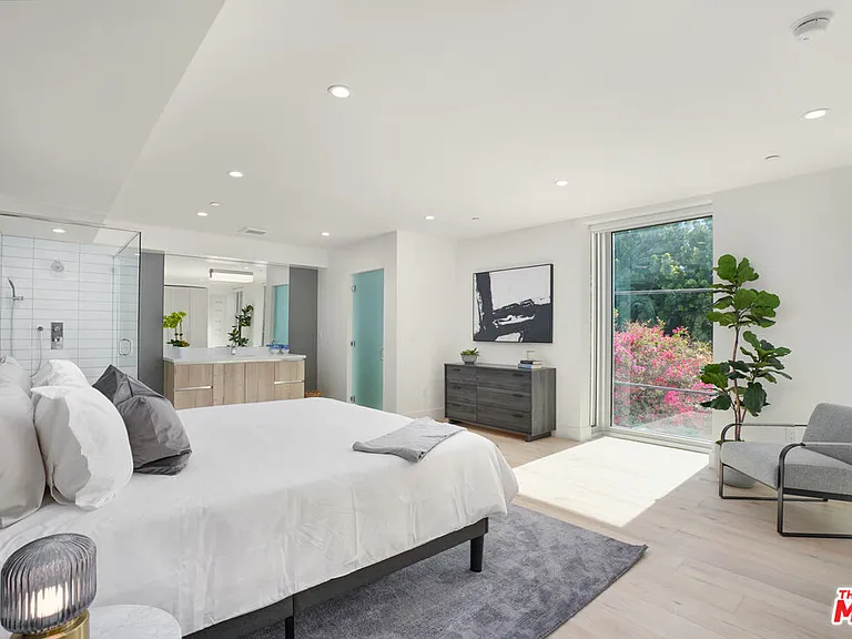 8210 Fountain Ave #302 — Photo 9