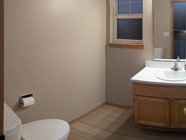 Middle level 1/2 bath