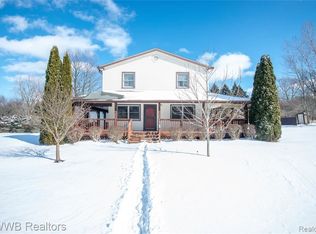 21864 Berry Ln, South Lyon, MI 48178