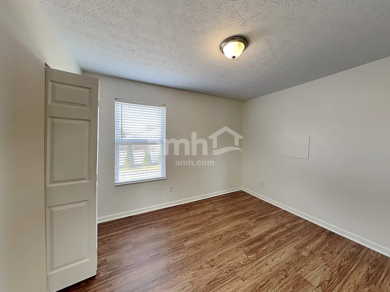 125 Simsbury Ct — Photo 16