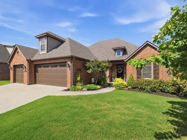 2402 W Cartier St, Fayetteville, AR 72704