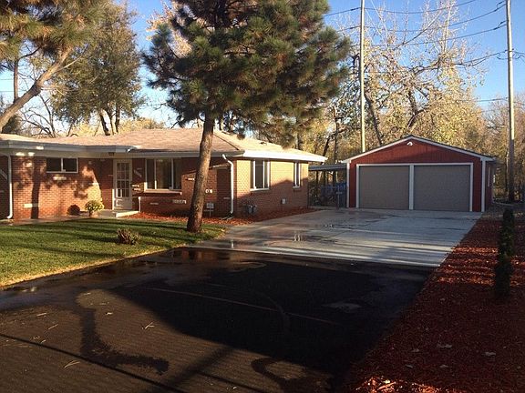 8770 Driveway & Garage