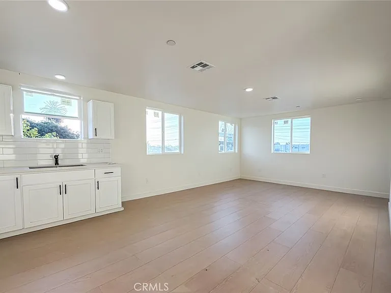 2120 E 92nd St — Photo 23