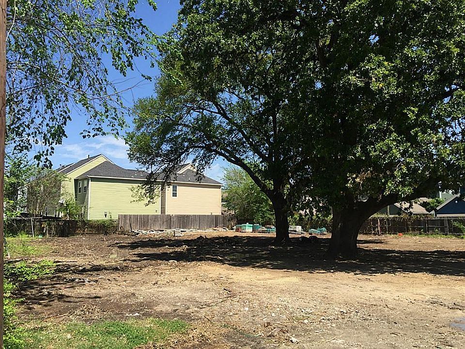 1st image of 1035 W 15th 1/2 St