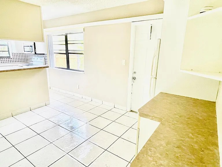 1445 SW 33rd St — Photo 5